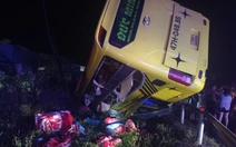 Xe khách mất lái lúc mưa lớn, lật nhào trên quốc lộ