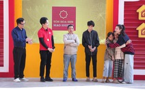 Hai cô bé vui mừng ôm bảng thưởng chạy khắp sân khấu để khoe với khán giả