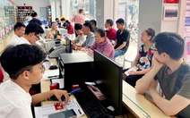 Người dân đến kín điểm giao dịch chờ xác thực SIM chính chủ