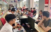 Người dân đến kín điểm giao dịch chờ xác thực SIM chính chủ