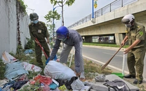 Công an phường Bình Trưng phạt tiền và buộc người vứt rác bừa bãi phải thu dọn