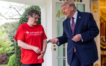 Nhân viên giao hàng phủ nhận tin đồn được thuê để diễn cảnh giao đồ ăn cho ông Trump