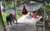 Dễ thương: Shipper giúp chủ nhà mang quần áo vào cất lúc trời mưa