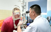 Đầu bếp Mỹ vượt nửa vòng Trái đất đến Quảng Trị thay thủy tinh thể