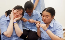 Bạn trẻ khuyết tật thích thú cùng trải nghiệm làm nghề thủ công