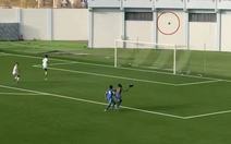 Cầu thủ quê một cục khi chưa ghi bàn đã vội ăn mừng