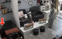 Nữ nhân viên trốn khi đến giờ nghỉ trưa mà khách còn vào