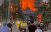 Xưởng sản xuất nhựa gần cây xăng, ki ốt bốc cháy ngùn ngụt