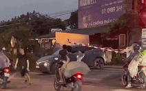 Ô tô bị tàu hoả tông biến dạng, nam tài xế bỏ xe tháo chạy