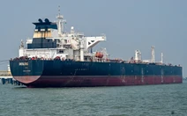 Giá dầu bật tăng 5%, chứng khoán lao dốc sau tuyên bố 'đánh Iran cực mạnh' của ông Trump