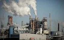 Đọc nhanh 2-4: Giá dầu tăng trở lại sau khi lao dốc; VinFast muốn bán 1 triệu xe máy điện