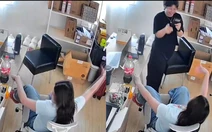 Cô gái lấy điện thoại ra chụp khi thấy bạn thân bị ngã ghế