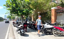 Lập lại trật tự vỉa hè, đô thị: Nhiều quán cà phê ở Nha Trang lấn chiếm vỉa hè, bịt kín lối đi bộ