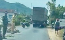 Gặp tai nạn với xe đầu kéo, 2 người đi xe máy thiệt mạng