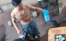 Ông chủ cạn lời khi nhờ chó cưng đi lấy nước giùm