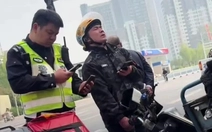 CSGT bỏ tiền túi trả thay shipper bị đòi bồi thường, dân mạng ca ngợi