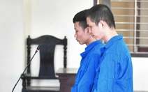 Mời bia giao lưu nhưng bị nhìn lại nên đuổi chém người, 2 công nhân lãnh án
