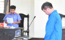 Ghen tuông nên vợ đòi ly hôn, chồng đâm vợ đến gãy cán dao, lãnh 8 năm tù