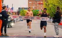 VĐV marathon vuột mất HCV vì... ăn mừng sớm