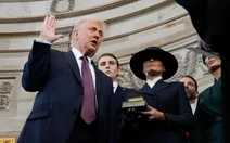 Video: Ông Trump livestream đọc Kinh Thánh sau tranh cãi với Giáo hoàng