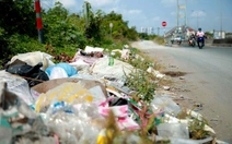 Rác thải nằm rải rác dọc tuyến đường Võ Chí Công ở TP.HCM