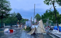 Mưa dông quật đổ nhiều gian hàng sự kiện ở Phú Thọ, cảnh báo mưa lớn Hà Nội sáng nay