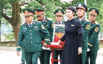 An táng 8 hài cốt liệt sĩ vừa quy tập ở biên giới Việt Nam - Lào