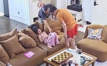 Bé gái được thợ sửa đồ gia dụng tặng sách vì ngoan và lễ phép