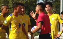 Trọng tài 'bẻ còi' quả phạt đền, 7 cầu thủ Đồng Tháp bao vây
