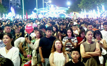 'Biển người' chen chân xem khai mạc Festival Du lịch Cửa Lò