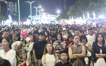 'Biển người' chen chân xem khai mạc Festival Du lịch Cửa Lò