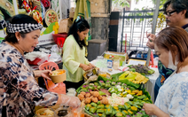 Nghỉ lễ, người dân TP.HCM chọn đến phiên chợ xanh 'săn' đặc sản vùng miền