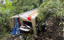 Xe khách chở 25 người lao xuống vực sâu 100m, 1 người chết, 6 người bị thương