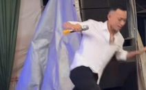 Thanh niên đang hát ngã sấp mặt vì 'chiếc loa có chân'