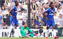 Thủ môn Chelsea bị tố nằm sân ‘câu giờ’ để đồng đội nghe chỉ đạo