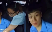 Tài xế cười phì với chị khách nhiệt tình
