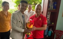 Chàng trai sang xin dâu bằng cách đổi bình rượu mơ của mình đổi lấy 'bình rượu mơ' của ba