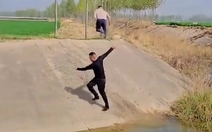 Cười sảng với thanh niên nhảy qua mương nước bất thành