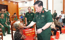 Đại tướng Nguyễn Trọng Nghĩa tặng quà các gia đình  chính sách, hộ nghèo ở Khánh Hòa