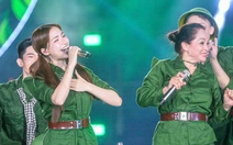 Hòa Minzy rủ ‘người Việt mình thương nhau’, 40.000 khán giả hô vang ‘Tự hào là người Việt Nam’