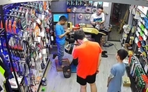 Khách test hàng kiểu này thì tốn vợt lắm