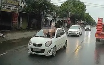 Mâu thuẫn với bố vợ, nam thanh niên nằm trên kính chắn gió ô tô đang chạy trên đường