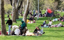 Người dân Tehran vẫn dã ngoại, nướng thịt bất chấp ông Trump đe dọa 'đưa Iran về thời đồ đá'