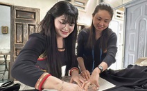 Cô gái Ê Đê đưa thổ cẩm từ buôn ra phố