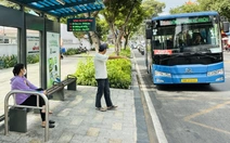 Miễn phí xe buýt, người dân mong không bị 'kẹt' ở trạm vì hàng rong