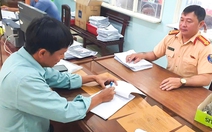 Lái xe chạy ngược chiều trên quốc lộ 60, 2 người bị phạt 38 triệu đồng