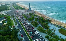 Ngày đầu nghỉ lễ: Du khách đến Phú Yên đông như trẩy hội từ sáng đến tối