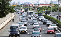 Dòng người ùn ùn đổ về các điểm du lịch quanh Hà Nội, cao tốc phía nam tắc dài từ sáng sớm