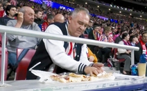 CĐV Atletico Madrid ‘trổ tài nội trợ’ giữa trận bán kết Champions League