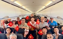 Vietjet rực rỡ cờ đỏ sao vàng chào đón hành khách mừng Đại lễ 30-4